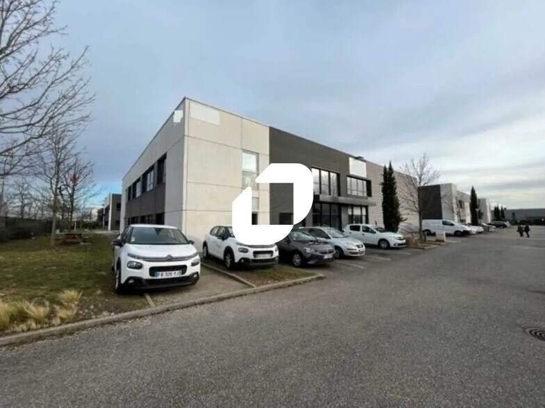 Local d’activités dans Saint-Priest à louer - Photo de l’immeuble – Image 2 sur 13