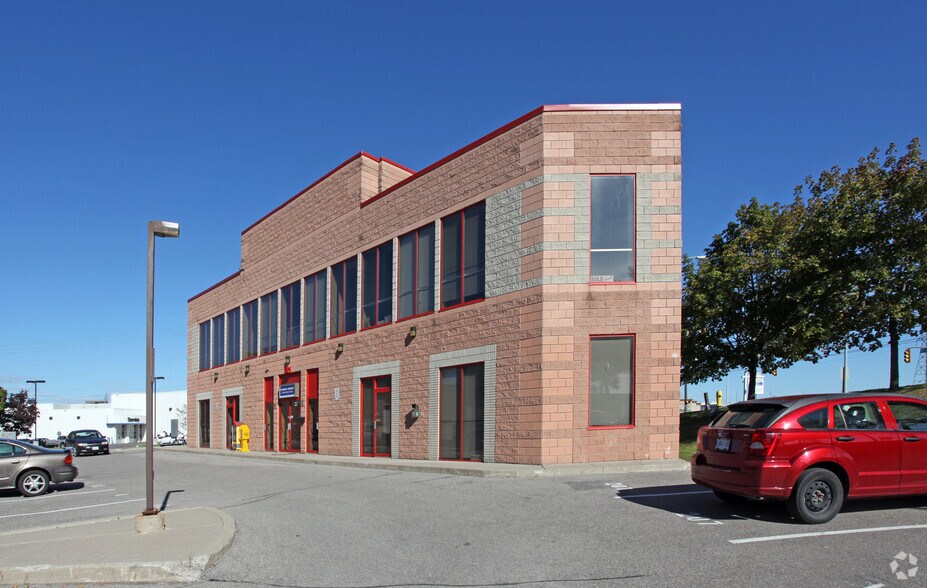 10 Sunray St, Whitby, ON à louer - Photo principale – Image 1 sur 10