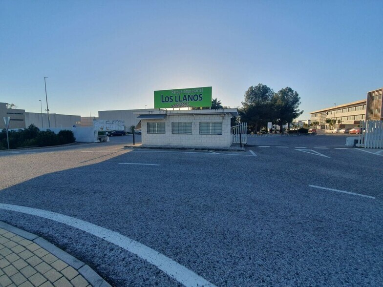 Industriel/Logistique dans Salteras à vendre - Photo de l’immeuble – Image 3 sur 15