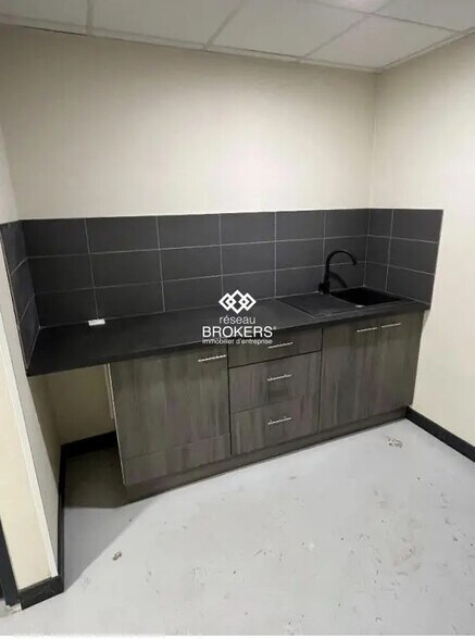 Industriel/Logistique dans Gémenos à louer - Photo de l’immeuble – Image 2 sur 5