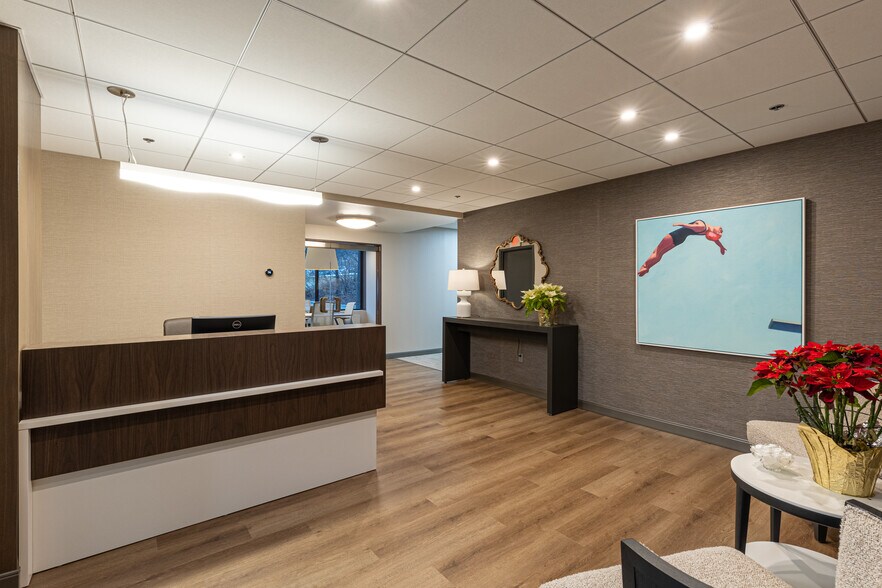 1910 Cochran Rd, Pittsburgh, PA à louer - Hall d’entrée – Image 3 sur 7