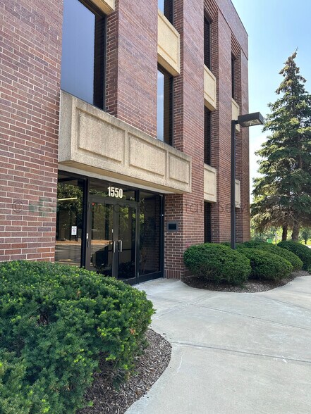1550 Spring Rd, Oak Brook, IL à louer - Photo de l’immeuble – Image 2 sur 9