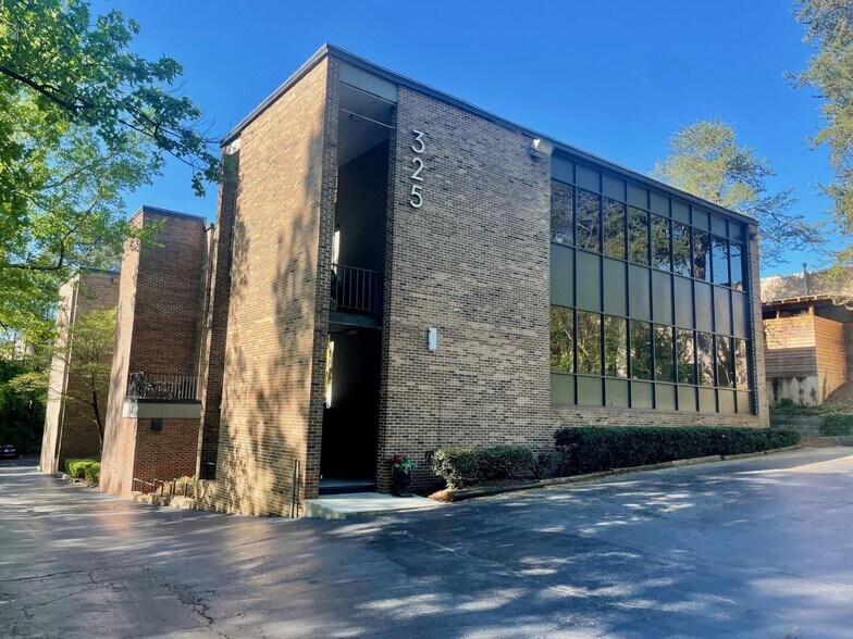 325 Hammond Dr NE, Atlanta, GA à vendre - Photo principale – Image 1 sur 17