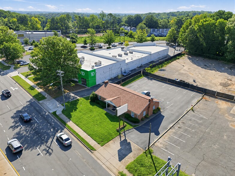 5010 Albemarle Rd, Charlotte, NC à louer - Photo de l’immeuble – Image 2 sur 5