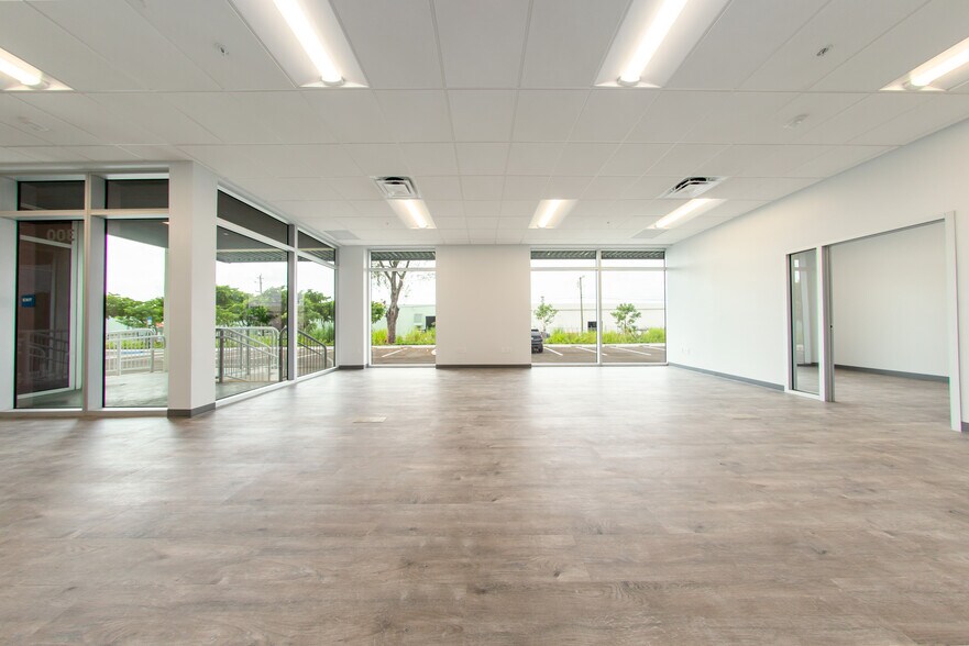 8593 NW 96th St, Medley, FL à louer - Photo intérieure – Image 3 sur 24