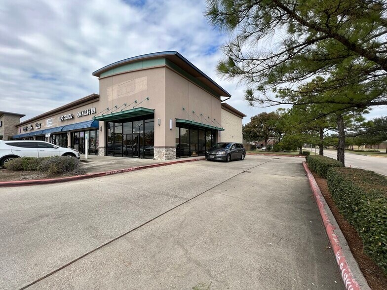 9025 N Sam Houston Pky E, Humble, TX à louer - Photo de l’immeuble – Image 3 sur 9