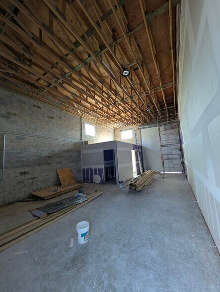 815 South Macedo Blvd, Port Saint Lucie, FL à louer - Photo de l’immeuble – Image 3 sur 5