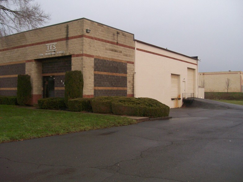 375 Patricia Dr, Warminster Township, PA à louer - Photo de l’immeuble – Image 2 sur 10
