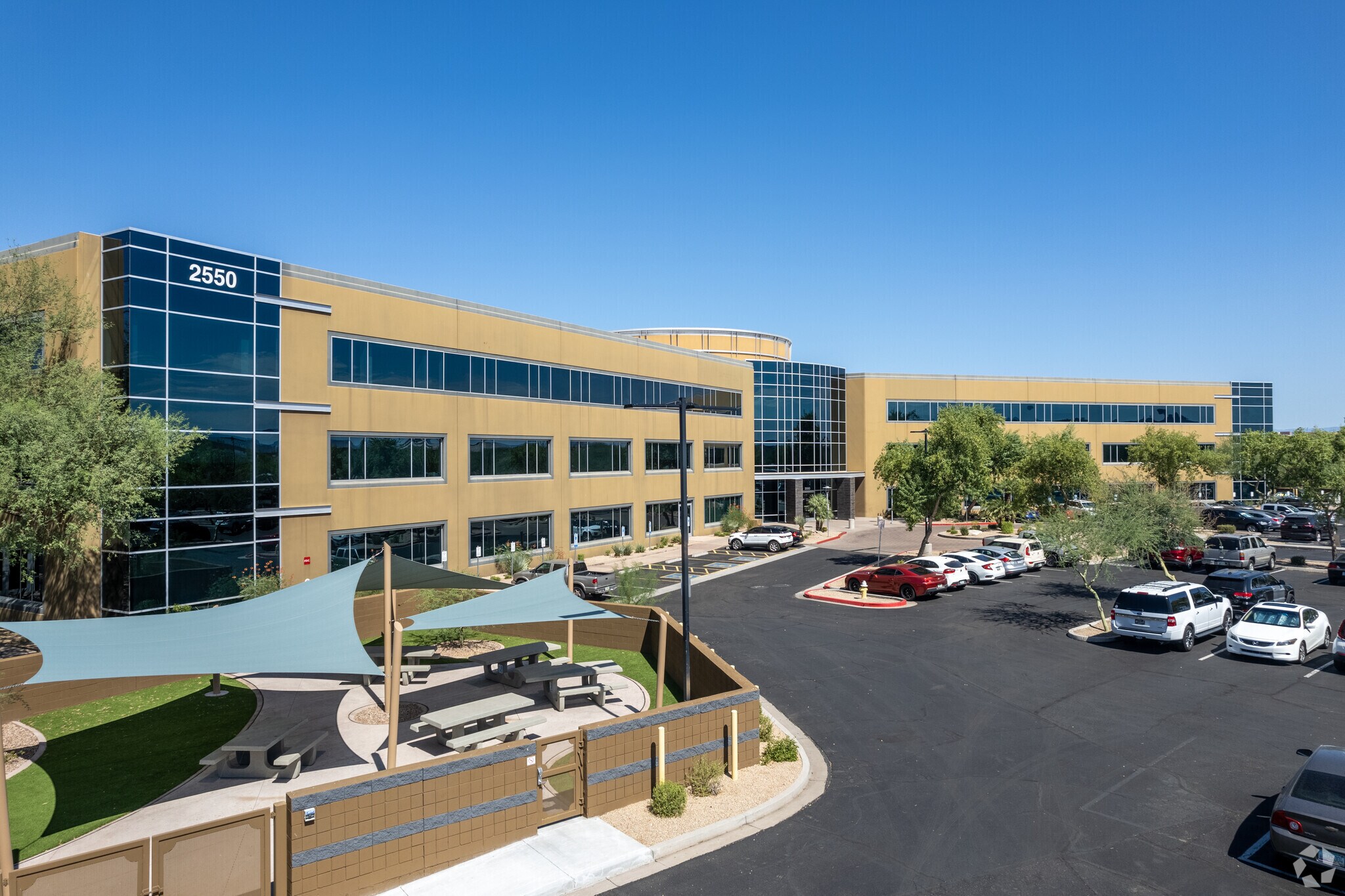 2550 W union hills Dr, Phoenix, AZ à louer Photo principale– Image 1 sur 5