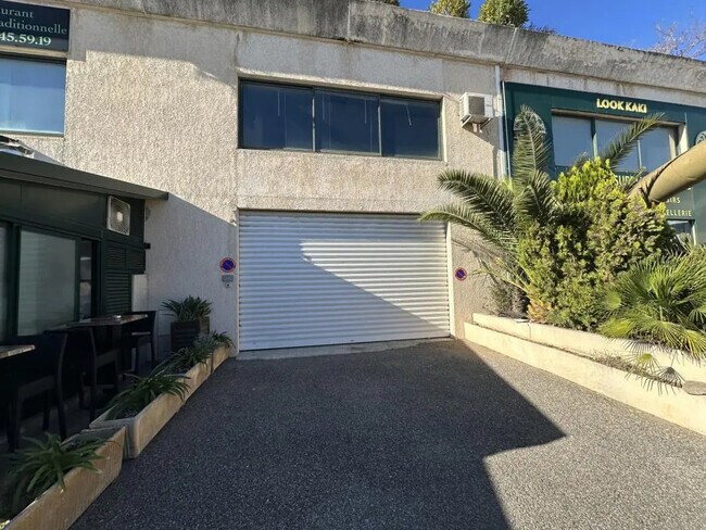 Plus de détails pour Local d'activités à louer