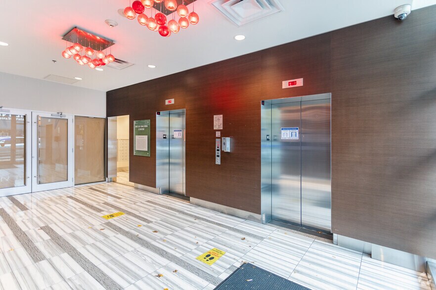 550 W Broadway, Vancouver, BC à vendre - Hall d’entrée – Image 2 sur 13