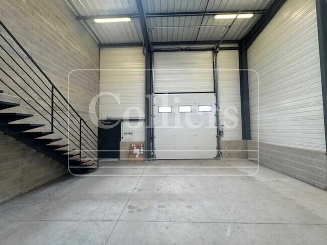 Plus de détails pour Local d'activités à louer