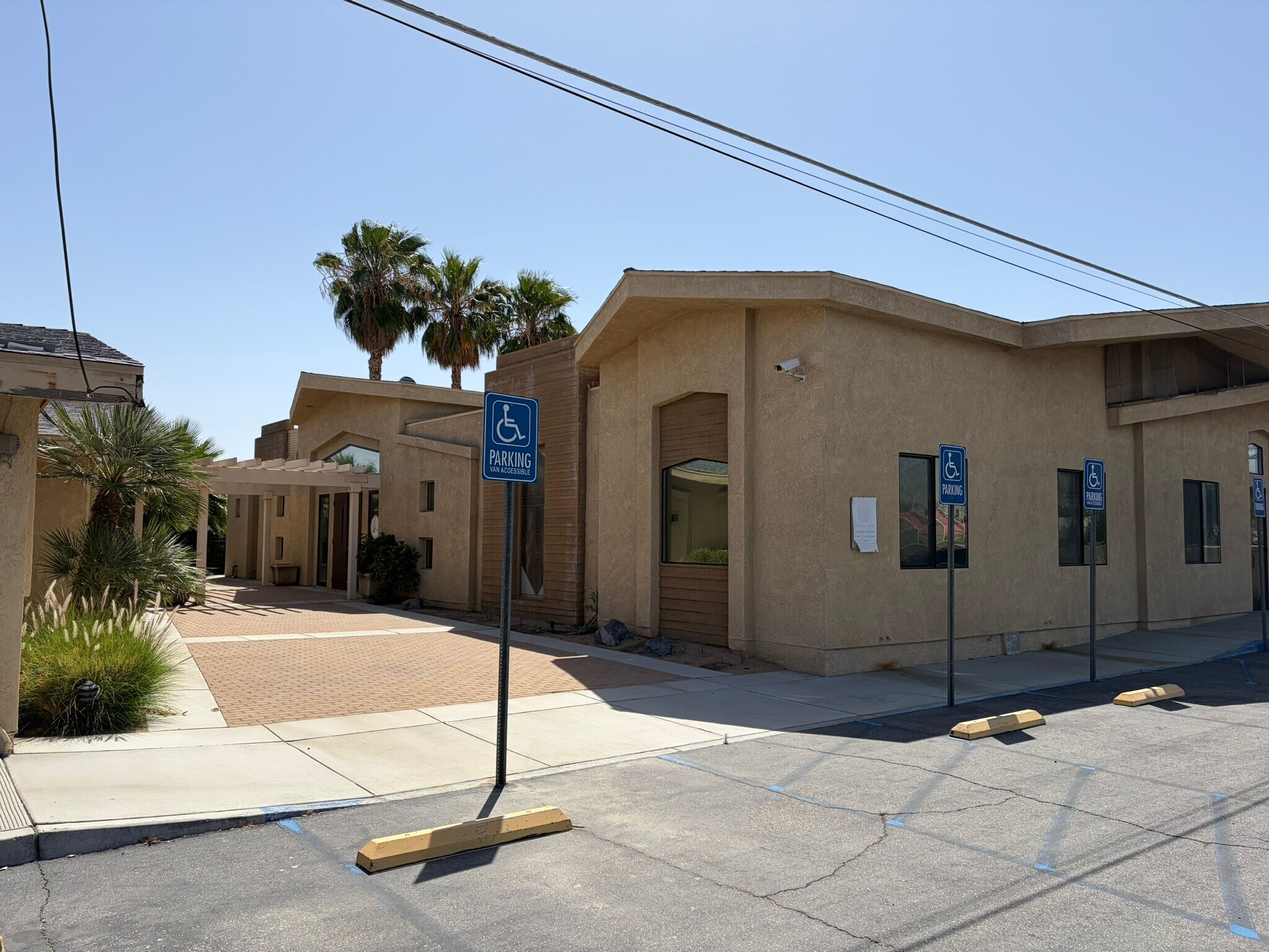 33055 Cathedral Canyon Dr, Cathedral City, CA à louer Photo principale– Image 1 sur 7