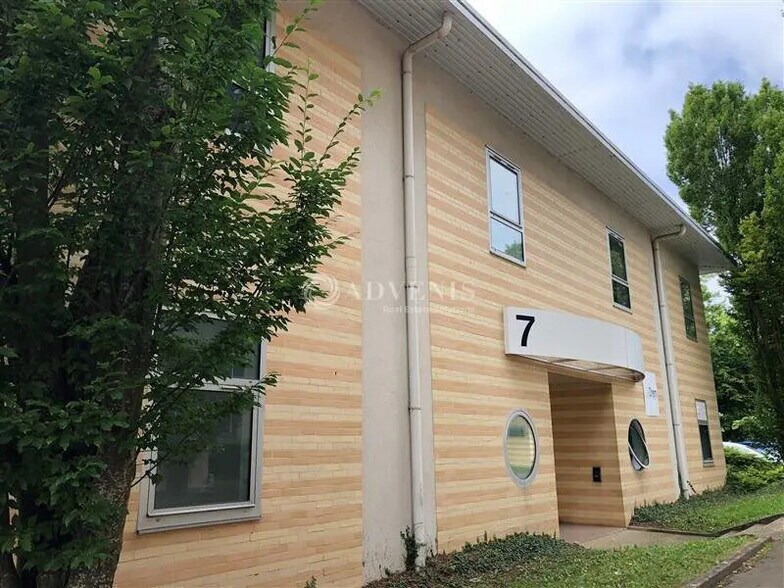 Bureau dans Voisins-le-Bretonneux à louer - Photo de l’immeuble – Image 3 sur 7