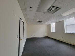 15 Ackerman Ave, Clifton, NJ à louer Photo intérieure– Image 2 sur 3