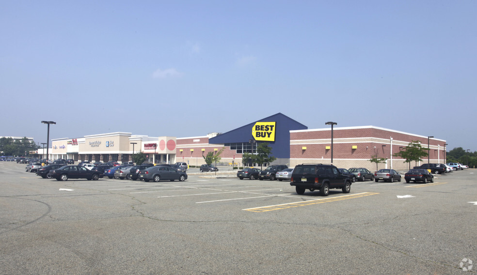 675 US Highway 1 S, Iselin, NJ à louer - Photo de l’immeuble – Image 1 sur 12