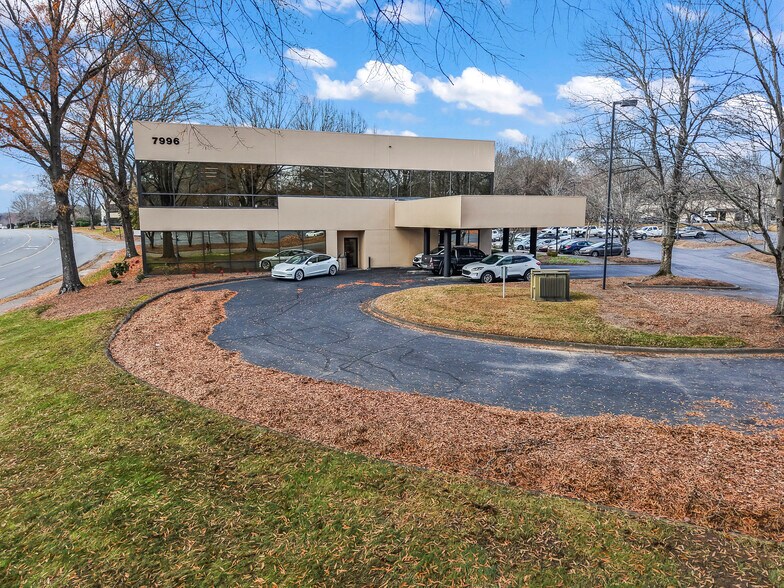 7996 North Point Blvd, Winston-Salem, NC à louer - Photo de l’immeuble – Image 3 sur 3