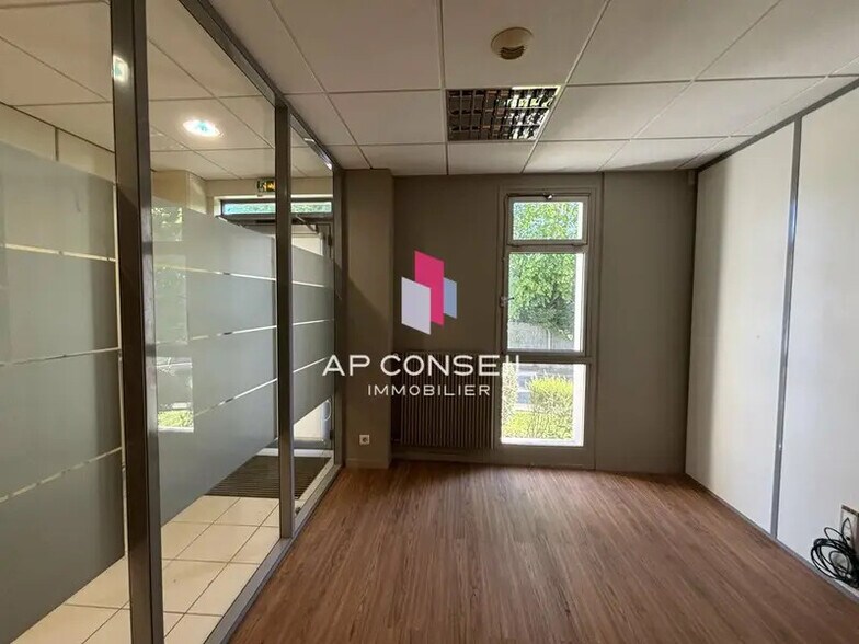 Local commercial dans La Celle-Saint-Cloud à vendre - Photo de l’immeuble – Image 3 sur 12