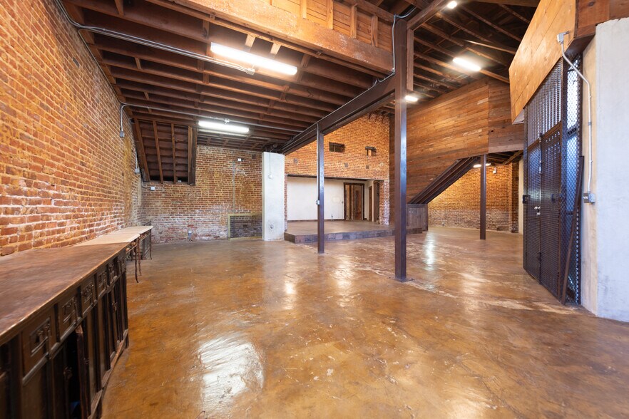 5000 W Adams Blvd, Los Angeles, CA à louer - Photo de l’immeuble – Image 3 sur 24