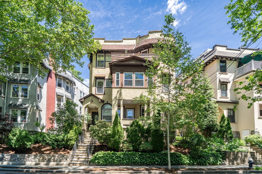 201 Rawson Rd, Brookline, MA à vendre - Photo de l’immeuble – Image 3 sur 21
