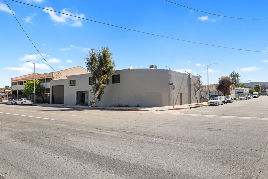 18536 Oxnard St, Tarzana, CA à louer - Photo de l’immeuble – Image 3 sur 30