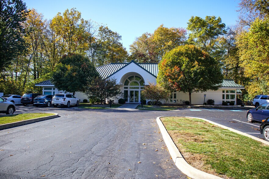 1687 Woodlands Dr, Maumee, OH à vendre - Photo de l’immeuble – Image 2 sur 17