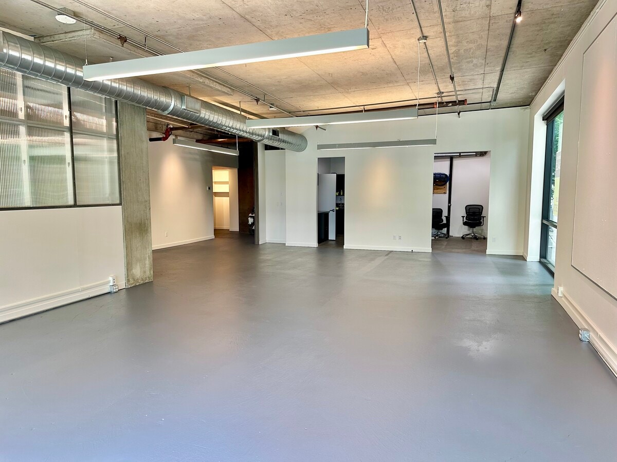 80 Vine St, Seattle, WA 98121 - Lot 201 -  - Photo intérieure - Image 2 of 3