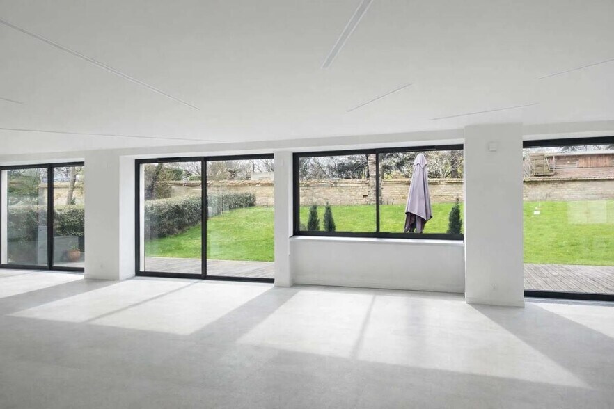 Bureau dans Rueil-Malmaison à louer - Photo de l’immeuble – Image 3 sur 10