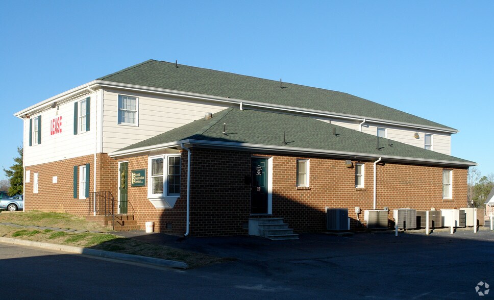 11923 Centre St, Chester, VA à louer - Photo de l’immeuble – Image 3 sur 15
