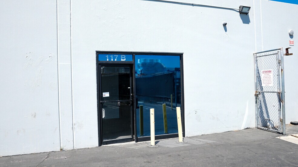 115-117 N Standard Ave, Santa Ana, CA à vendre - Photo de l’immeuble – Image 3 sur 24