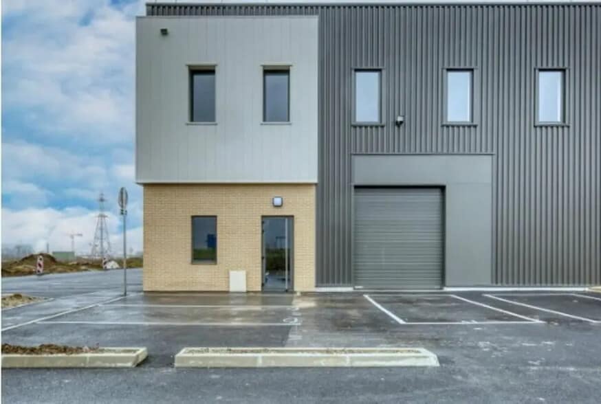 Local d'activités dans Persan à vendre - Photo de l’immeuble – Image 1 sur 3