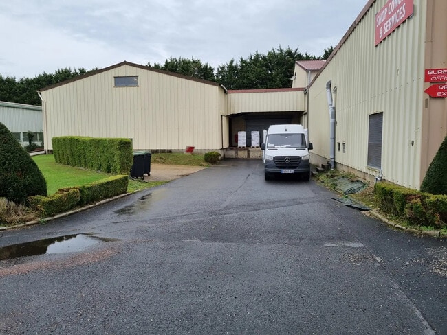 Plus de détails pour 16 Rue Calmette Et Guérin, Lisieux - Différents types d’espaces à louer