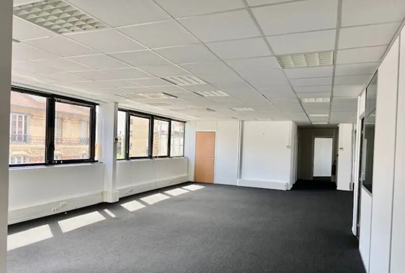 Bureau dans Boulogne-Billancourt à louer - Photo de l’immeuble – Image 3 sur 9
