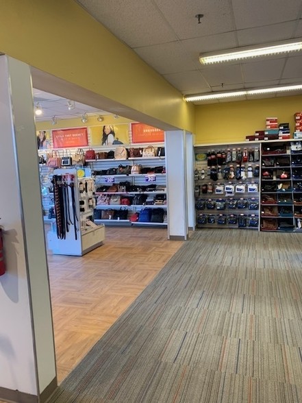801 Roosevelt Ave, Carteret, NJ à louer - Photo intérieure – Image 3 sur 10