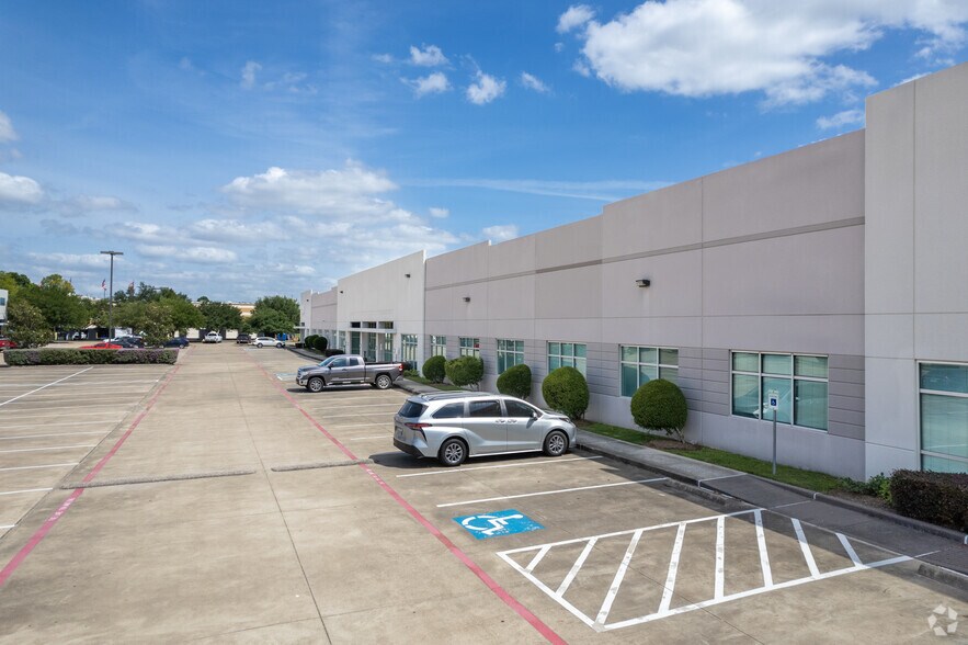 10245 W Little York Rd, Houston, TX à louer - Photo de l’immeuble – Image 2 sur 5