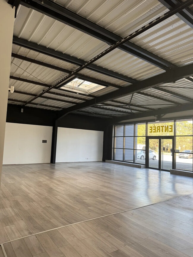 Plus de détails pour Local d'activités à louer