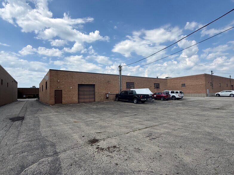 135 Martin Ln, Elk Grove Village, IL à vendre - Photo de l’immeuble – Image 3 sur 26