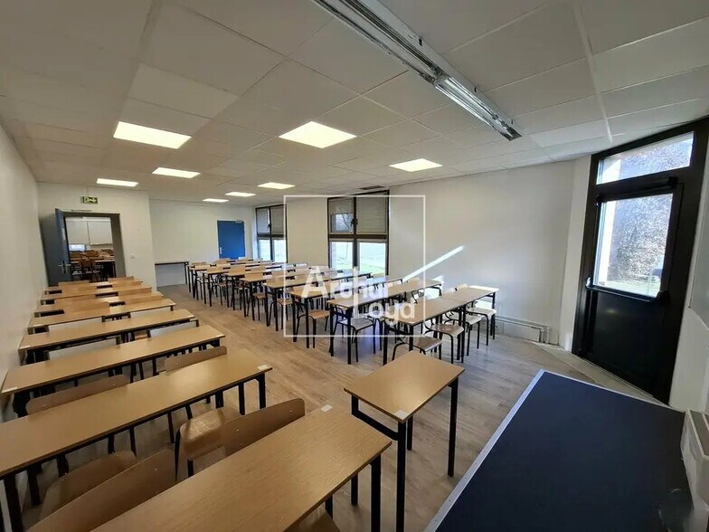 Bureau dans Torcy à louer - Photo de l’immeuble – Image 3 sur 6