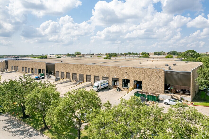 10315 Metropolitan Dr, Austin, TX à louer - Photo de l’immeuble – Image 3 sur 5