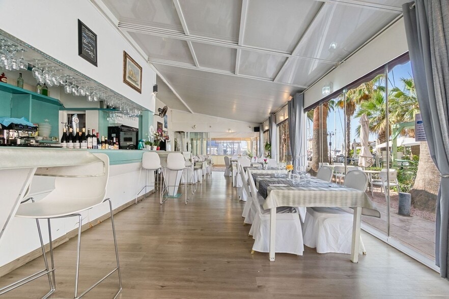 Lloc Puerto Deportivo, 4, Torrevieja, Alicante à louer - Photo de l’immeuble – Image 2 sur 25