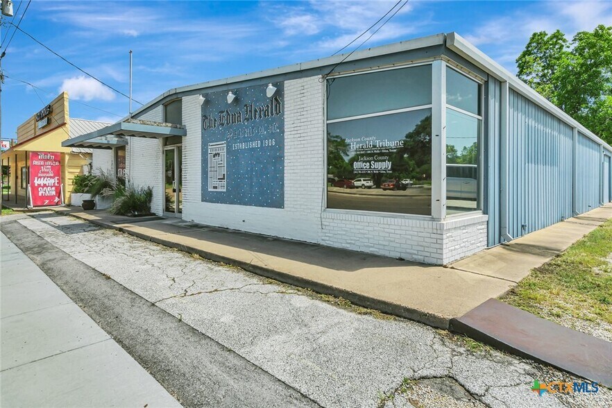 306 N Wells St, Edna, TX à vendre - Photo de l’immeuble – Image 3 sur 42