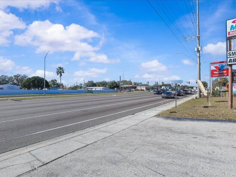 131 N Mount Carmel Rd, Valrico, FL à louer - Photo de l’immeuble – Image 2 sur 4