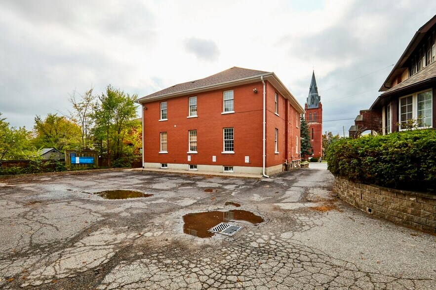 215 Simcoe St N, Oshawa, ON à vendre - Photo de l’immeuble – Image 2 sur 9