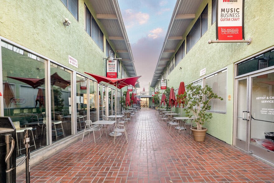 6750 Hollywood Blvd, Los Angeles, CA à louer - Photo de l’immeuble – Image 3 sur 17