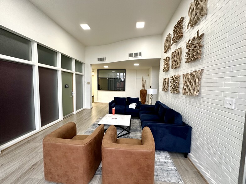702 N Thompson St, Conroe, TX à louer - Hall d’entrée – Image 3 sur 16