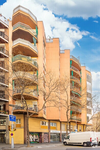 Immeuble residentiel dans Barcelone, Barcelona à vendre - Photo de l’immeuble – Image 2 sur 10