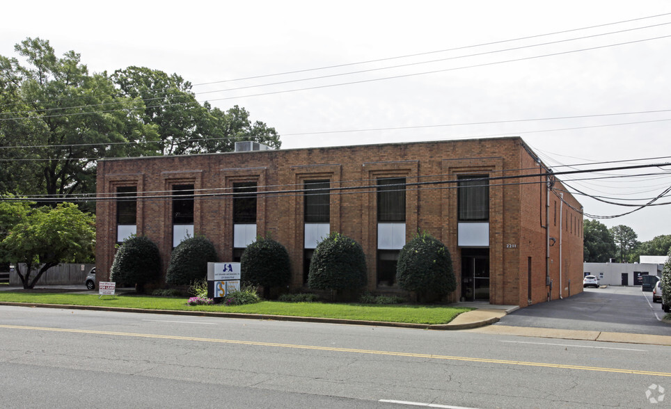 2211 Dickens Rd, Richmond, VA à louer - Photo de l’immeuble – Image 2 sur 11