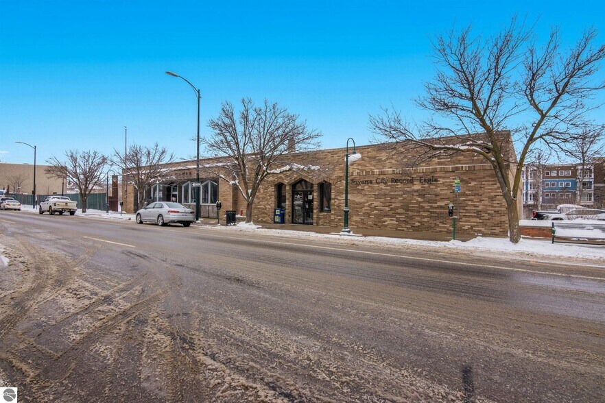 116 W Front St, Traverse City, MI à vendre - Photo de l’immeuble – Image 2 sur 10