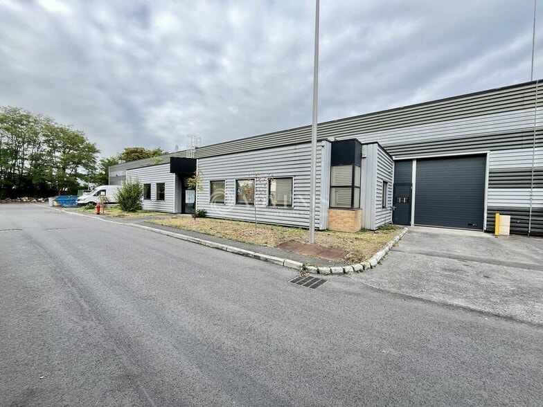 51 Rue Du Commandant Rolland, Le Bourget à louer - Photo de l’immeuble – Image 1 sur 6