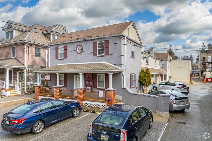107 Forrest Ave, Narberth, PA à louer - Photo principale – Image 1 sur 1